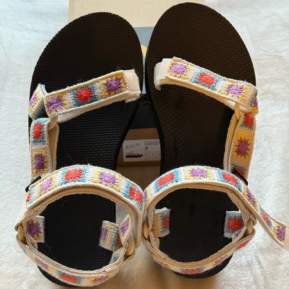 Teva Shoes - TEVA UNIVERSAL CROCHET PLATFORM LADIES SIZE 7